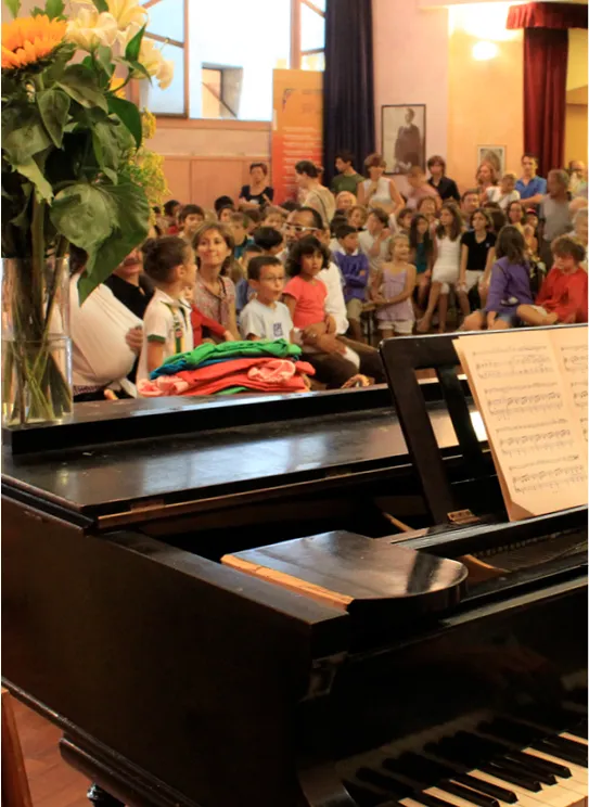 Il salone della scuola pieno di bambini e famiglie durante una festa