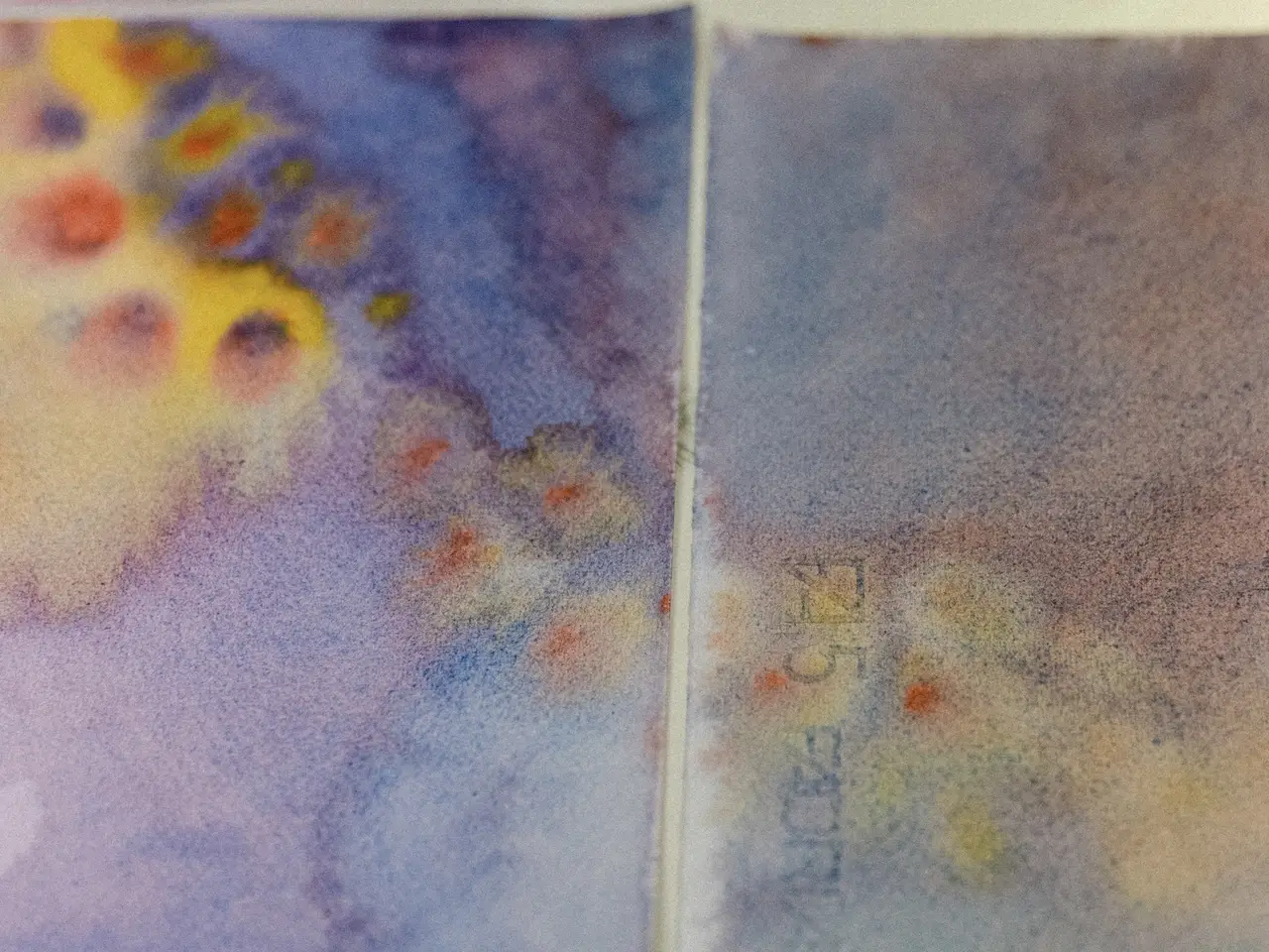 Un acquerello con fiori e sfumature gialle e azzurre