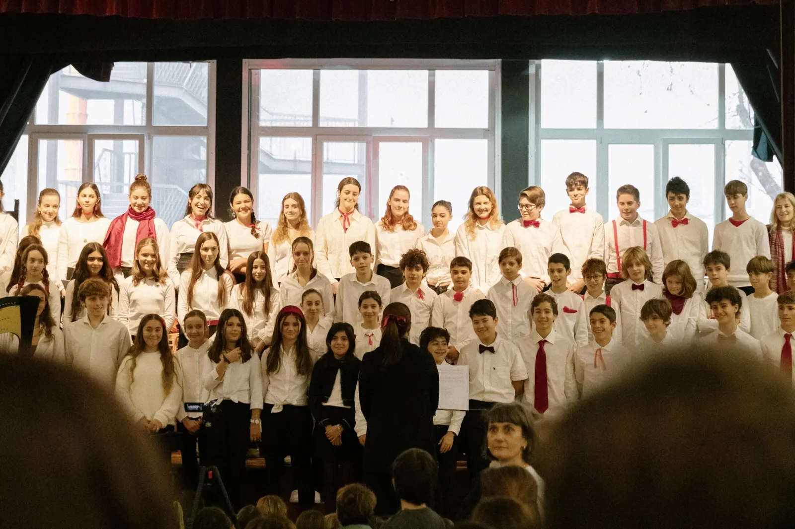 Il coro degli alunni canta davanti alle finestre del salone