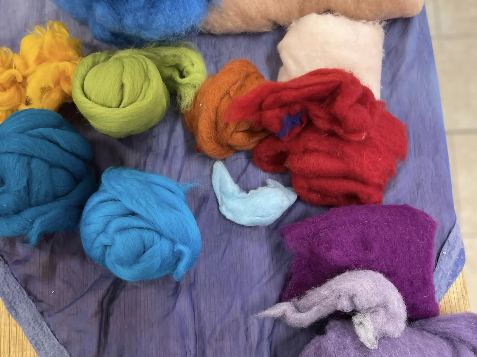 Fibre di lana cardata in molti colori