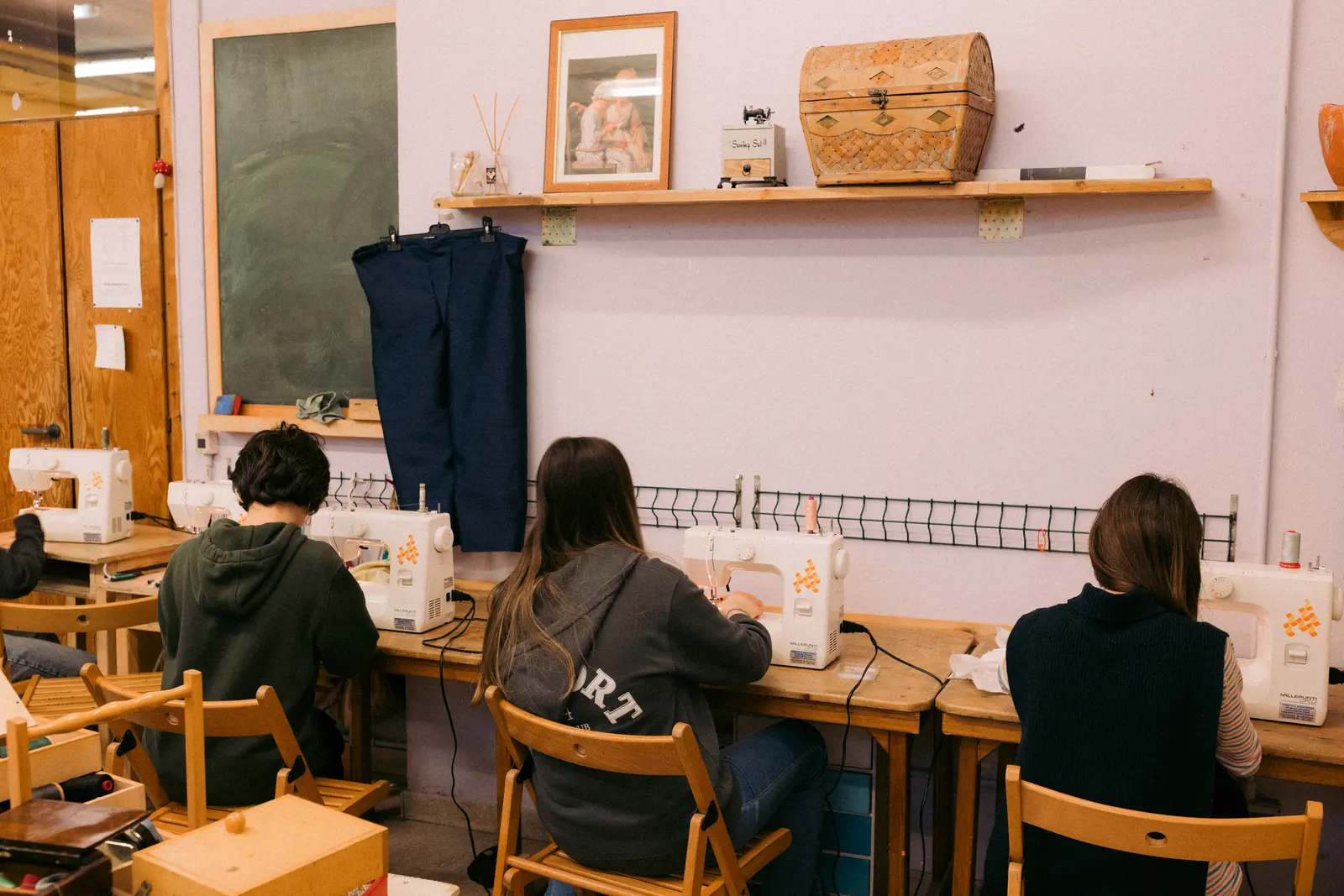 Ragazzi al lavoro nei banchi davanti alla lavagna