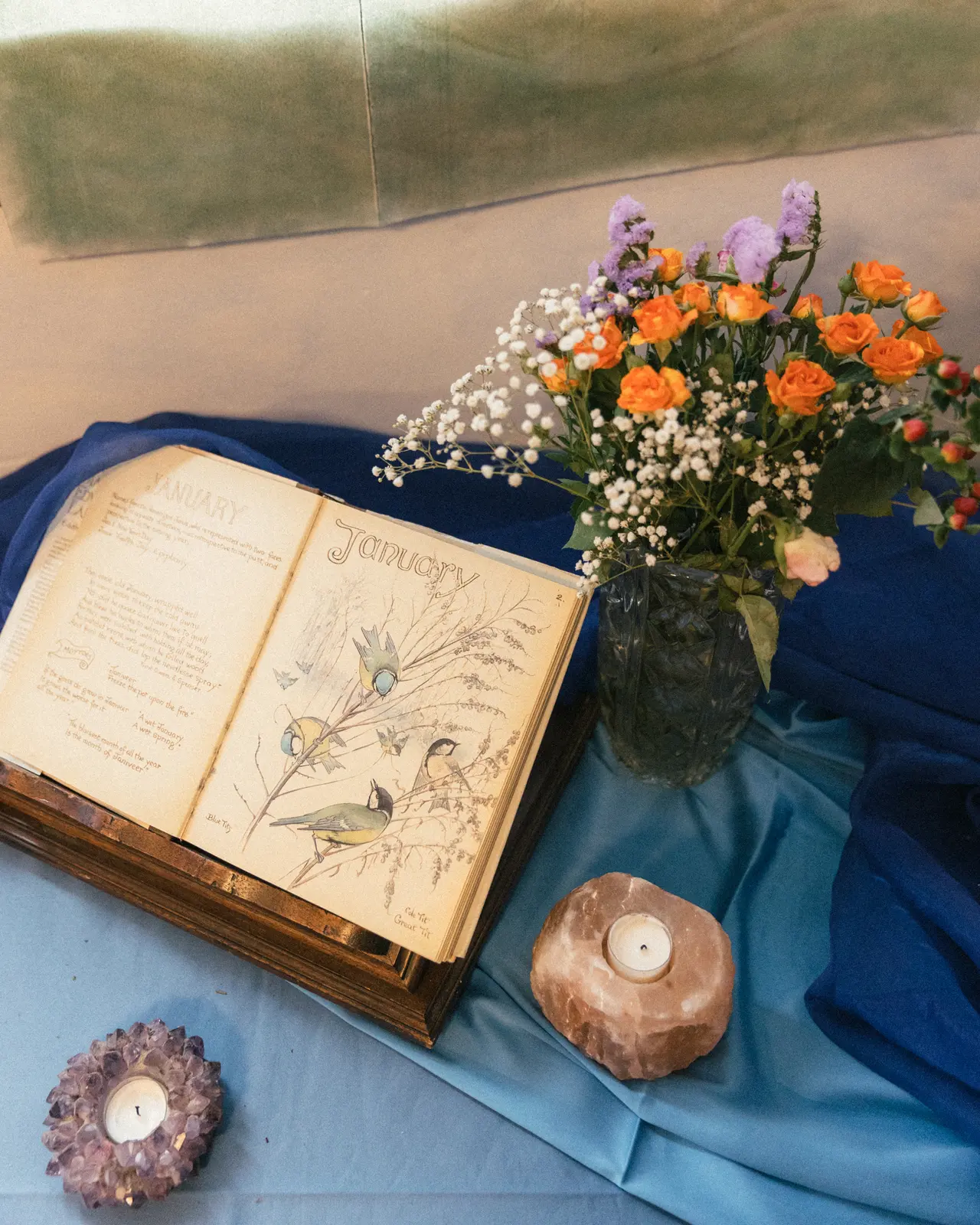 Un quaderno illustrato aperto accanto a un mazzo di fiori