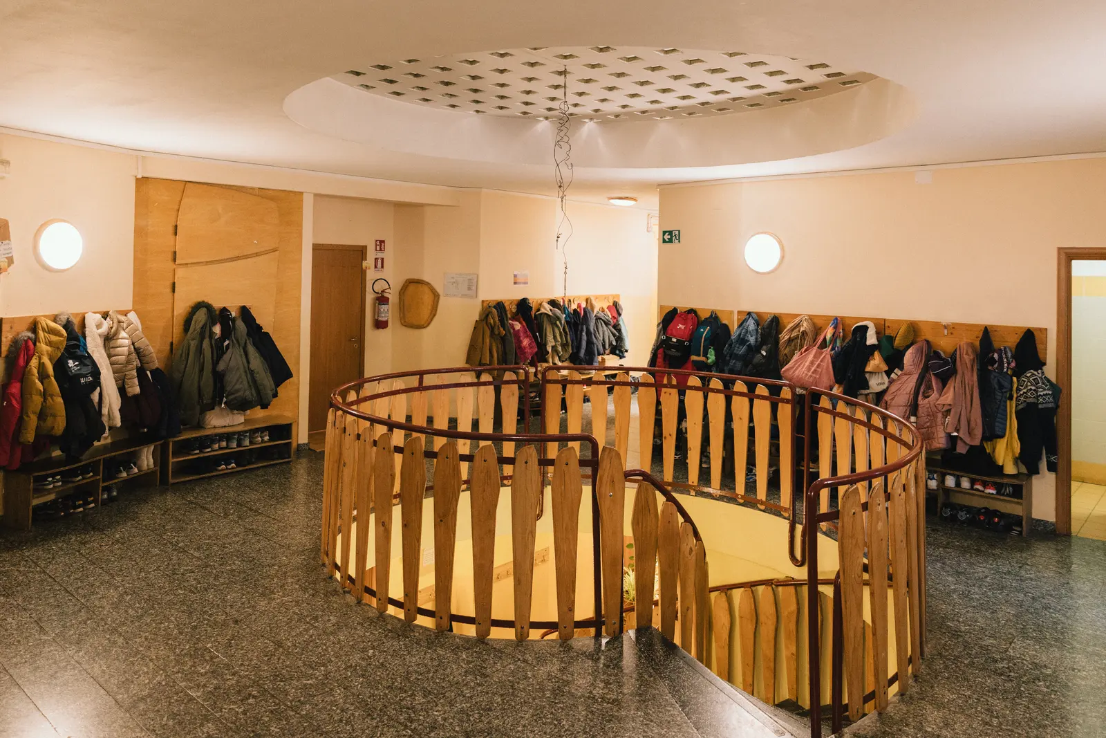 La scala e il ballatoio circolare della scuola