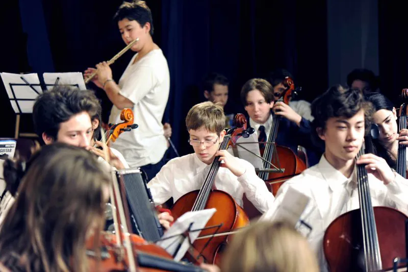L'orchestra della scuola durante un concerto