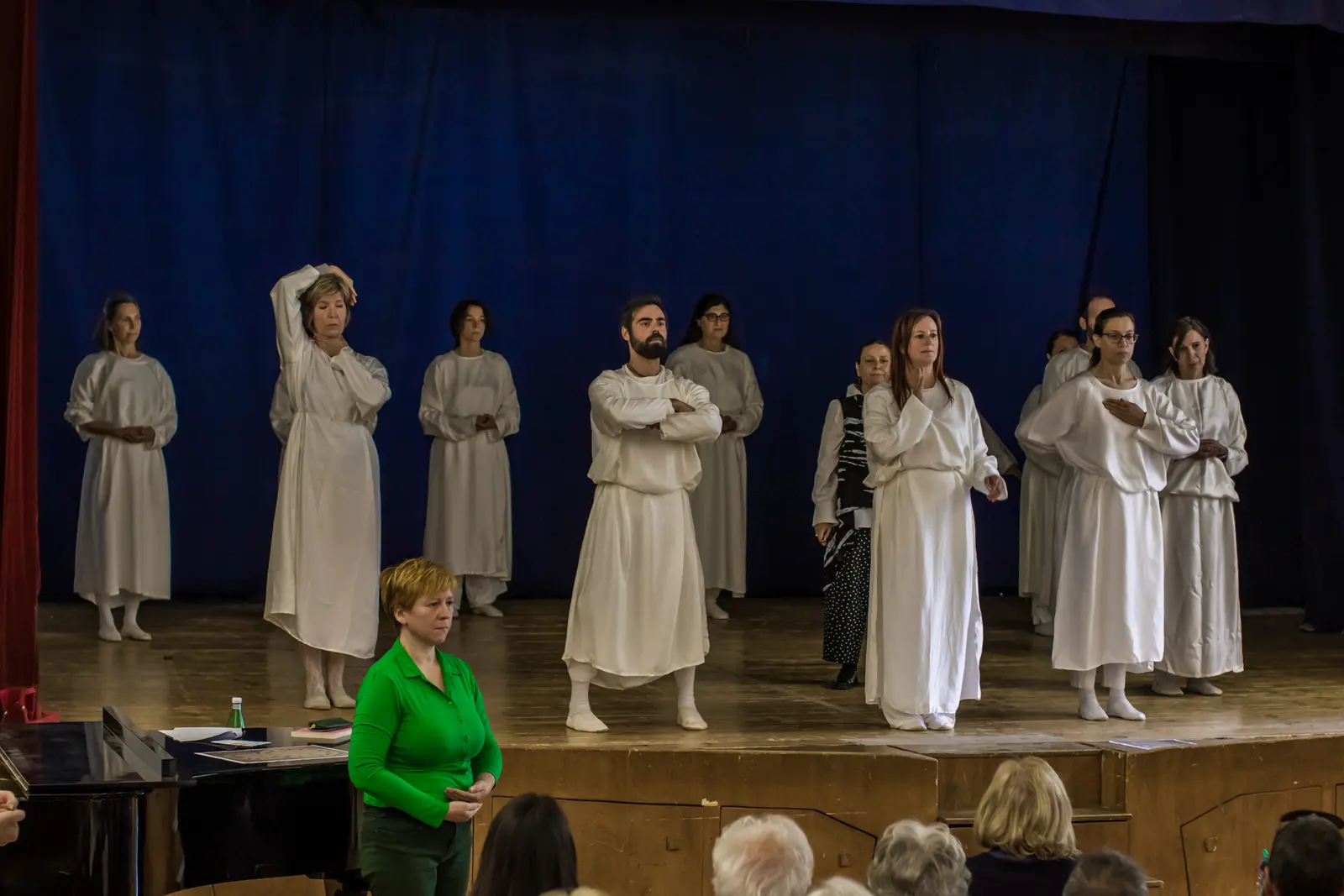 Partecipanti al seminario sul palco durante una rappresentazione teatrale